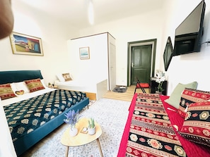 Safe på rommet, skrivebord og skrivebord for bærbar PC