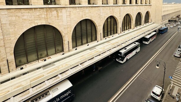 A large building with multiple arched windows and a covered walkway. - Caserina Lux Roma (Rome)