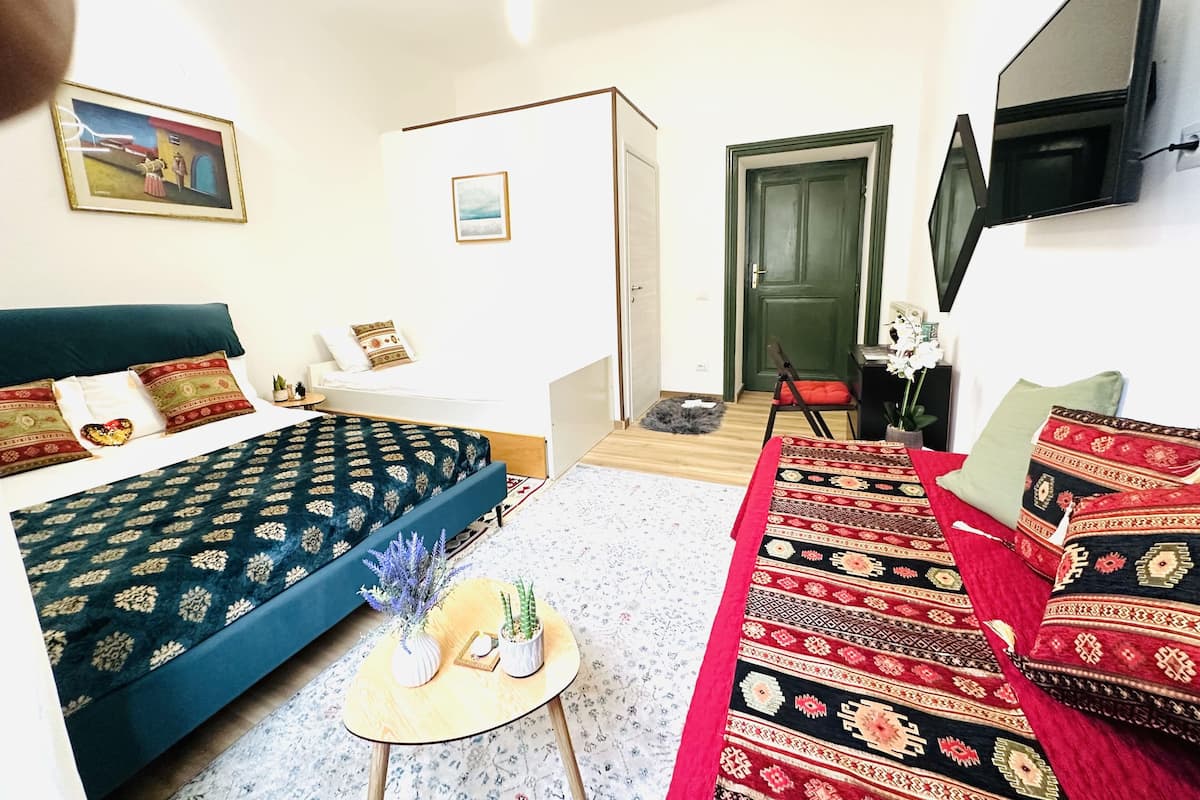 Safe på rommet, skrivebord og skrivebord for bærbar PC