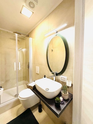 Shower, free toiletries, hair dryer, slippers - Caserina Lux Roma (Rome)