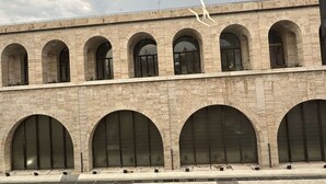 A building with multiple arched windows and a flat roof. - Caserina Lux Roma (Rome)
