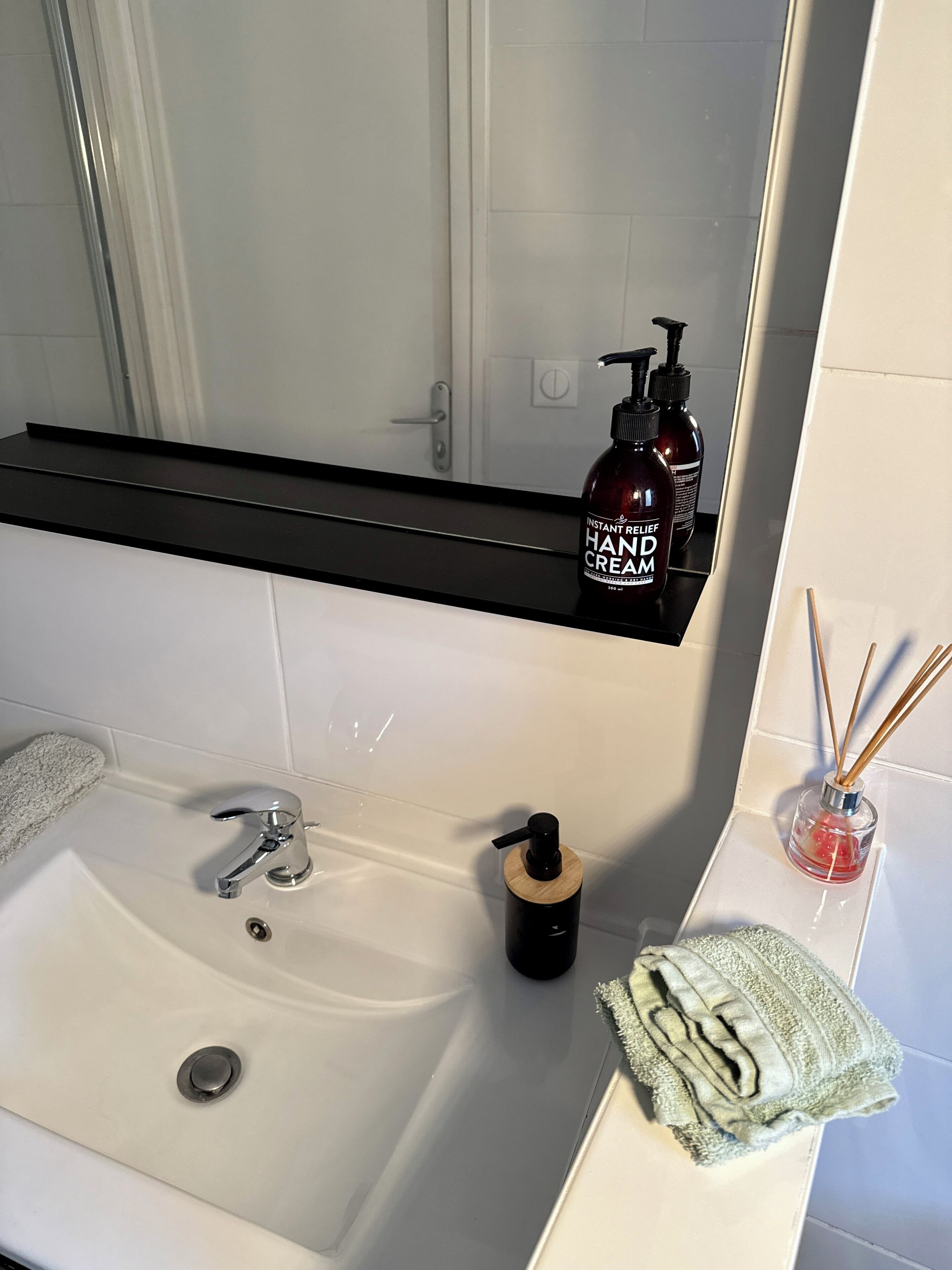 Dusch, hårtork, handdukar och tvål