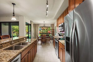 Fridge, microwave, oven, stovetop - Surf Break Directly Out Front! – Kaanapali Alii 114 (Lahaina)