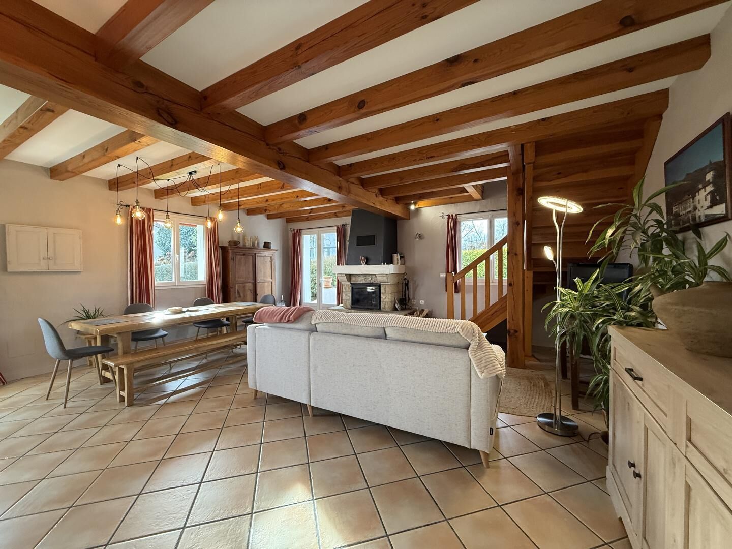 Televisie en een open haard