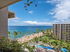 On the beach - Beachfront Condo – Location, Location, Location (Lahaina)
