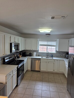 Microwave, oven, stovetop, dishwasher - ♥ Charming 4BR Prosper Retreat ★ 2 Baths & Queen Beds Near Dallas (Prosper)