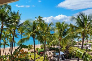 On the beach - Walk to Waves, Snorkeling, Golf & Restaurants (Lahaina)