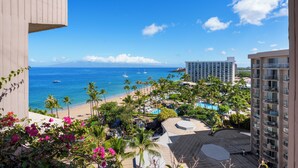 Ein Resort mit Pool, Palmen und Meerblick.