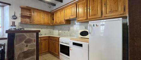 ثلاجة، ميكروويف، غسالة أطباق