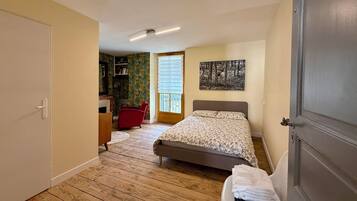 2 makuuhuonetta, silitysrauta/-lauta, vauvan matkasänky, Wi-Fi