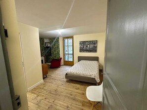 2 عدّة غرف نوم ومكواة/لوح كي وخدمة الإنترنت