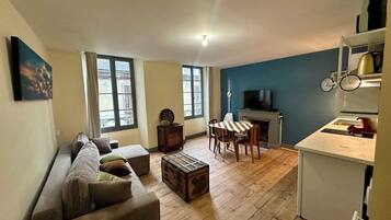 Smart-tv, eldstad och böcker