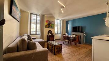 Älytelevisio, takka, kirjoja