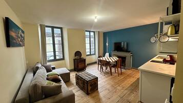 Älytelevisio, takka, kirjoja