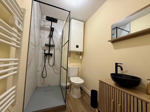 Suihku, hiustenkuivaaja, pyyhkeet, saippua