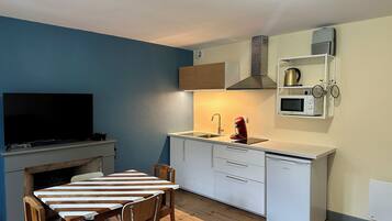 冷蔵庫、電子レンジ、コンロ、コーヒー / ティーメーカー