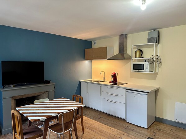 Réfrigérateur, micro-ondes, plaque de cuisson, cafetière/bouilloire