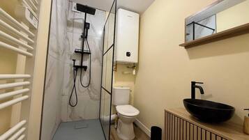 Dusch, hÄrtork, handdukar och tvÄl