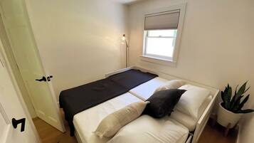 3 slaapkamers, een strijkplank/strijkijzer, reisbedje, wifi