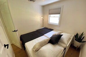 3 slaapkamers, een strijkplank/strijkijzer, reisbedje, wifi