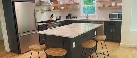 Frigorífic, microones, forn i placa de cuina