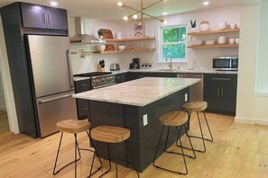 Een koelkast, een magnetron, een oven, een kookplaat