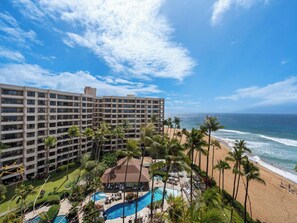 Ein Hotel mit mehreren Etagen, einem Pool und Blick auf den Strand.