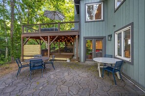 Outdoor dining - Hot Tub, Cold Plunge, Sauna, Fire Table & Theater (Asheville)