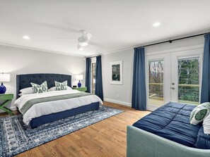 5 habitaciones, escritorio y tabla de planchar con plancha
