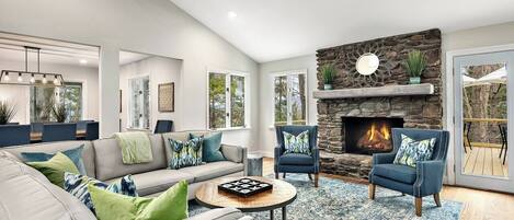 Smart TV, chimenea, reproductor de DVD y tenis de mesa