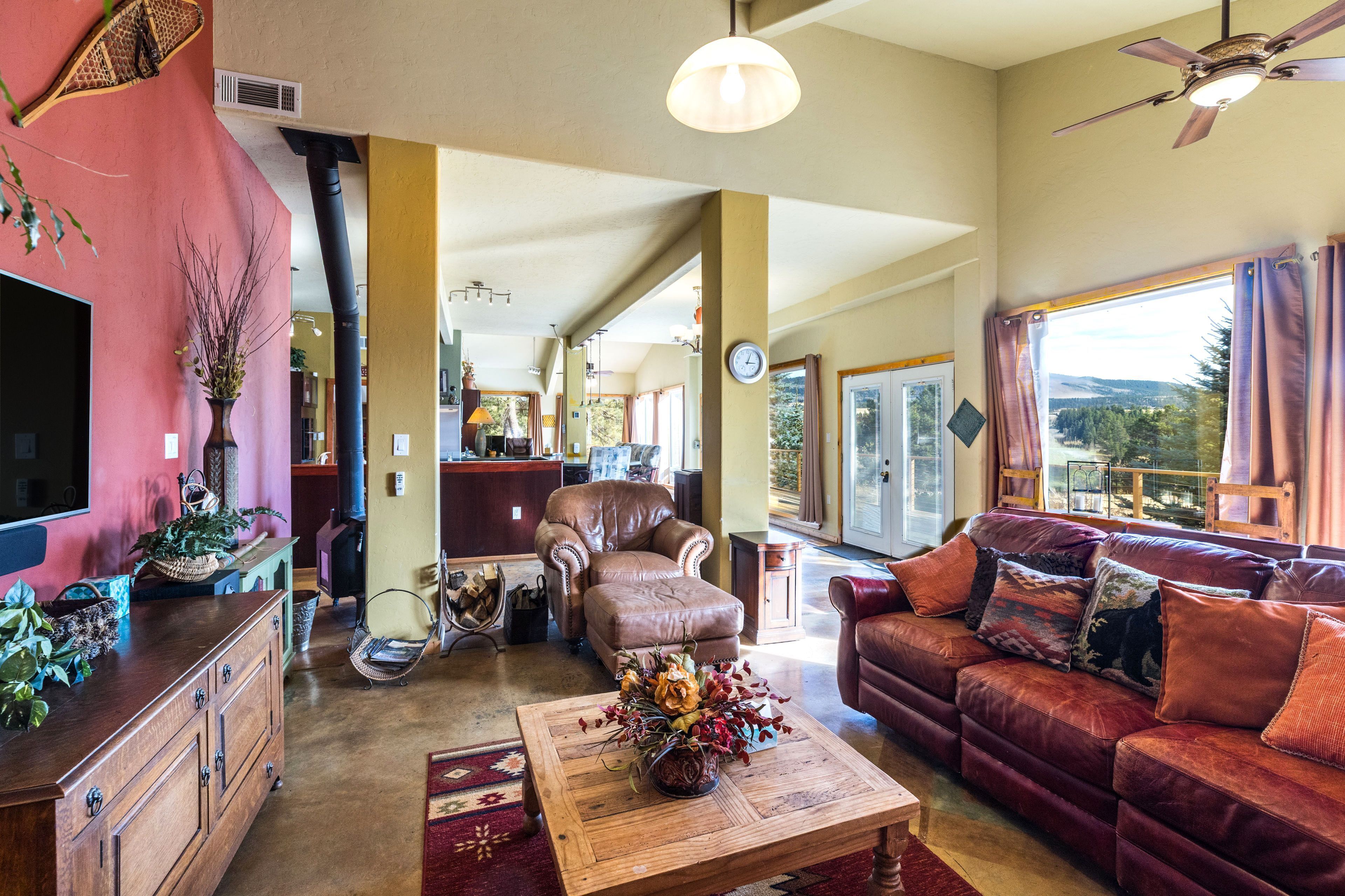 Fernseher, Kamin, Bücher, Stereoanlage