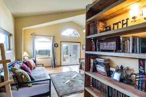 TV, fireplace, books, stereo - Angel Fire Mountain Retreat w/ Deck & Views (Angel Fire)
