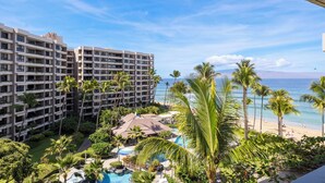 Ein Resort mit Pool, Palmen und Blick auf den Strand.