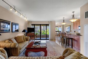 TV - 7th Floor Ocean Views – Professionally Managed (Lahaina)
