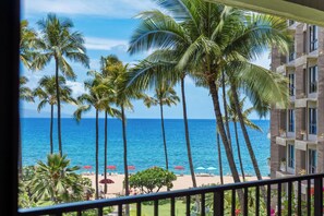 On the beach - Endless Ocean Views & Resort Amenities | Sleeps 8 w/ Private Lanai (Lahaina)