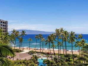On the beach - Lush Ocean Views & Resort Amenities | 3BR Sleeps 8 w/ Private Lanai (Lahaina)