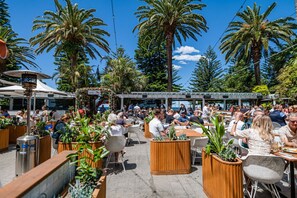 Outdoor dining - Oceanview Art Deco Retreat Next to Coogee Beach (Coogee)