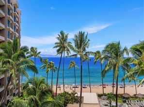 On the beach - Ocean View Escape with Private Lanai | 3BR Sleeps 6 (Lahaina)