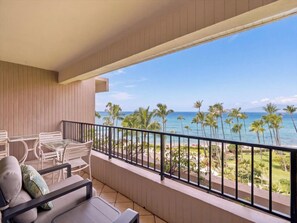 A balcony with a view of the ocean and palm trees. - Kaanapali Alii Residence 476 (Lahaina)