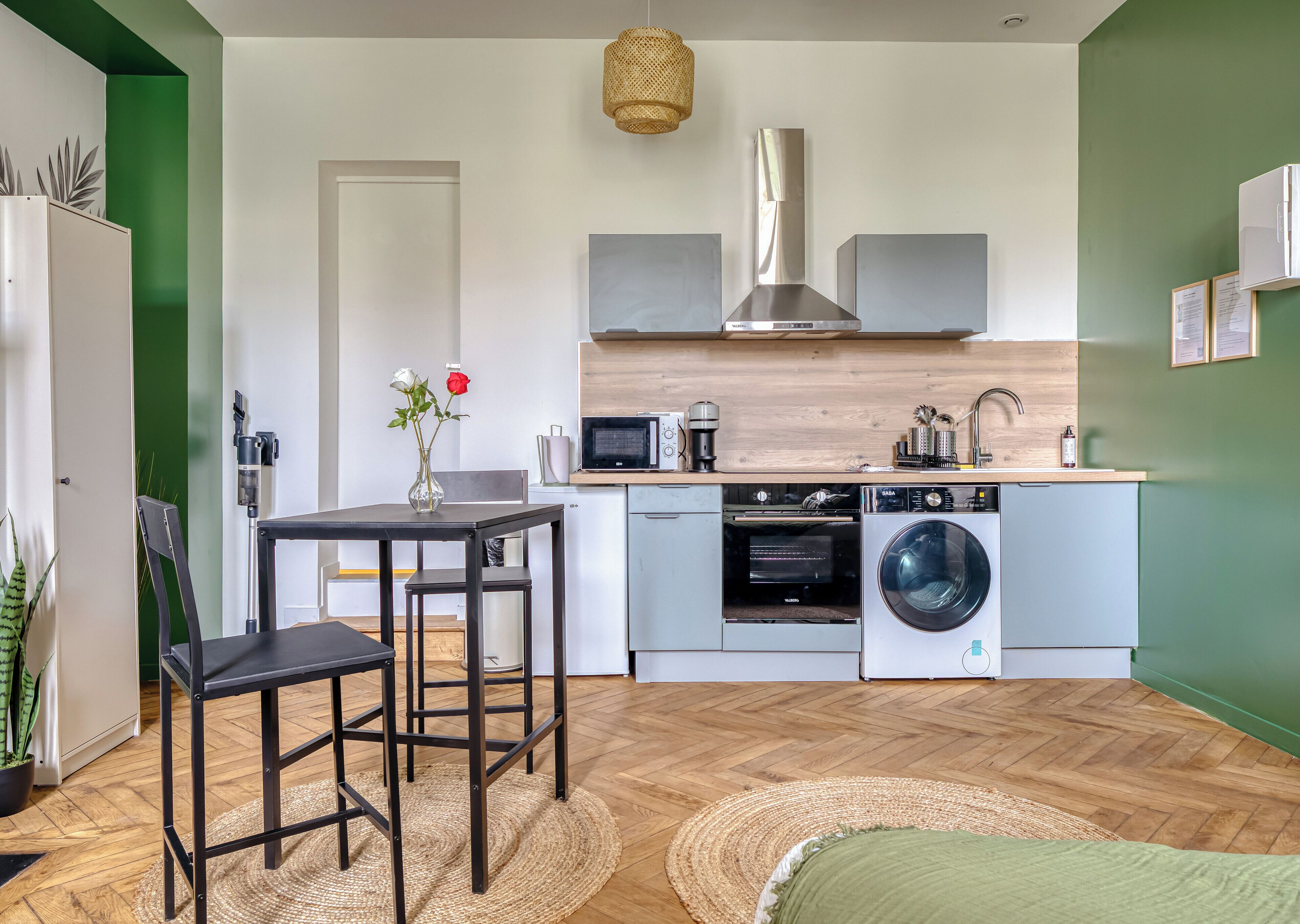 Refrigerador, microondas, placa de cocina, cafetera/tetera