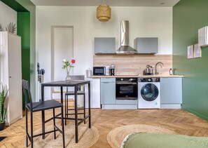 ثلاجة، ميكروويف، موقد طهي مسطح، ماكينة لصنع القهوة/الشاي