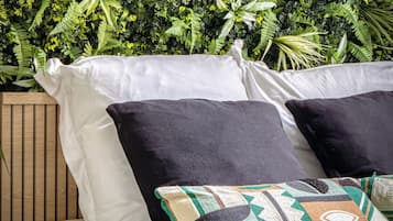 Tabla de planchar con plancha, wifi y ropa de cama