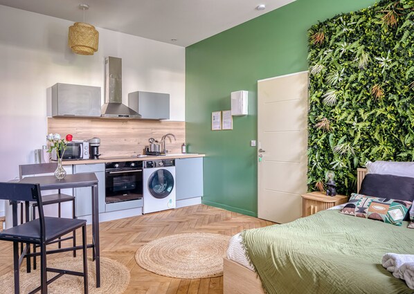 مكواة/لوح كي وواي فاي وملاءات أسرّة