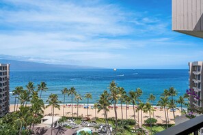 On the beach - Walk to Waves, Snorkeling, Golf & Restaurants (Lahaina)