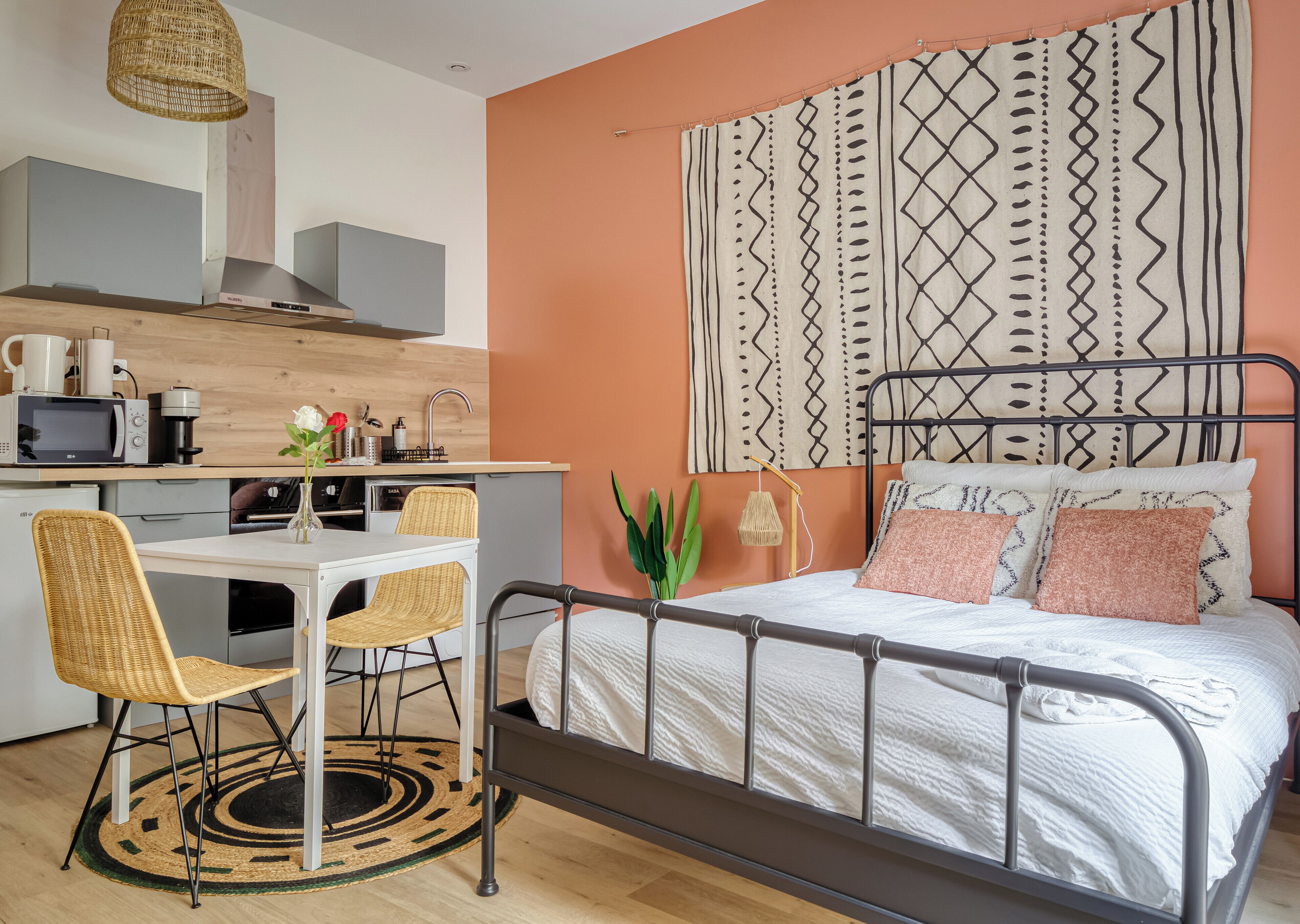 Iron/ironing board, WiFi, bed sheets