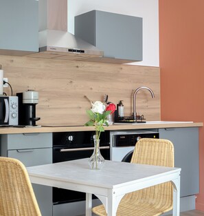 Kylskåp, mikrovågsugn, spishäll och kaffe- och tebryggare