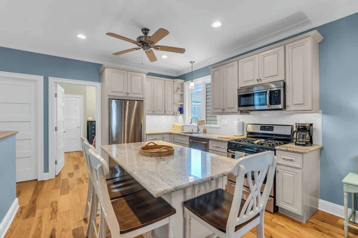 Réfrigérateur, batterie de cuisine, vaisselle et ustensiles