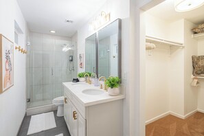 Ducha, secador de pelo, toallas, jabón