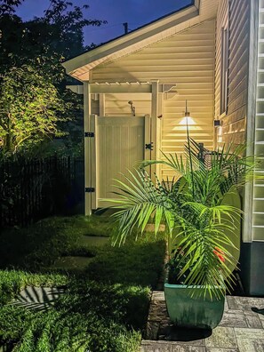Property grounds - 3BR Family Home in Avon - Walk to Beach & Main St (Avon-by-the-Sea)