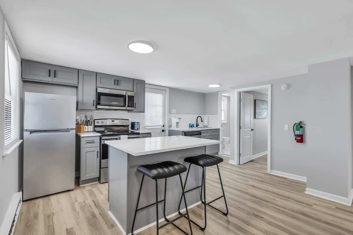 Kühlschrank, Mikrowelle, Ofen, Herdplatte